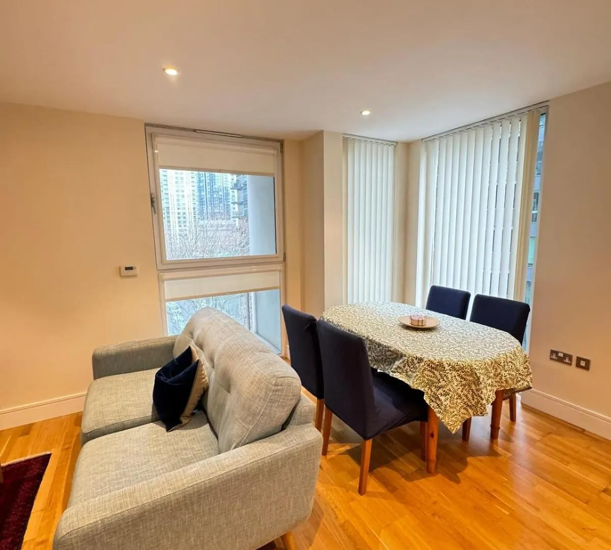 Contemporary 2Bd Flat Wbalcony Canary Wharf! Londyn 0*,